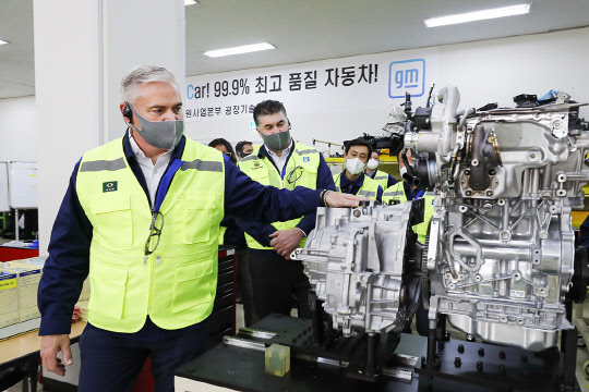 스티브 키퍼(왼쪽) 미국 제너럴모터스(GM) 수석부사장 겸 해외사업부문 사장이 10일 한국GM 창원공장을 방문해 카허 카젬(왼쪽 두번째) 한국GM 사장 및 임직원들과 신축 도장공장 등 신규 설비에 대한 준비 상황을 살펴보고 있다. 한국GM 제공